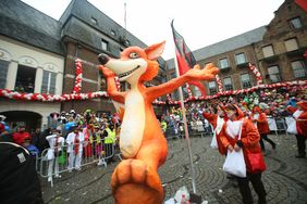 "Unser Rad schlägt um die Welt" - die Karnevalisten in der Landeshauptstadt feiern ihren Rosenmontagszug 2020; Foto: Manie Zanin