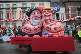 Die Mottowagen thematisierten unter anderem das Verhältnis zwischen den USA und dem Iran; Foto: Melanie Zanin