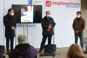 OB Dr. Stephan Keller, Dr. Carsten König von der Kassenärztlichen Vereinigung Nordrhein und Norbert Molitor, Geschäftsführer von Haus Lörick (v.r.), informierten über die ersten mobilen Impfungen in dem Düsseldorfer Seniorenheim. Foto: Young