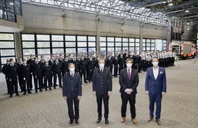Die neuen Auszubildenden werden von (v.r.) den Dezernenten Dr. Michael Rauterkus, Christian Zaum, Feuerwehrchef David von der Lieth sowie Marius Brüser, Leiter der Feuerwehrschule, begrüßt. Foto: Landeshauptstadt Düsseldorf / Ingo Lammert