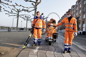 In der erweiterten Altstadt als einem Schwerpunkt wird nun ein zweiter mobiler Müllsauger (Vielfraß) eingesetzt, mit dem Kleinmüll aus Ecken und Fugen effektiv entfernt werden kann. Hier Mitarbeitende der Awista im Einsatz mit dem neuen Gerät. Foto: Ingo Lammert