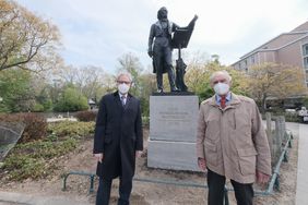 (V. l.) Kulturdezernent Hans-Georg Lohe gemeinsam mit Dr. Edgar Jannott, Mitglied des Vereins zur Wiedererrichtung des Mendelssohn-Denkmals, vor der Bronzeskulptur; Foto: Michael Gstettenbauer