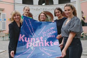 Miriam Koch (M.), Beigeordnete für Kultur & Integration, stellte mit Angélique Tracik (Kulturamt), Künstler Pascal Sender, Künstlerin Anke Lohrer & Julia Köhler (v.l.), Koordinatorin, die Kunstpunkte 2022 vor. Foto: Meyer