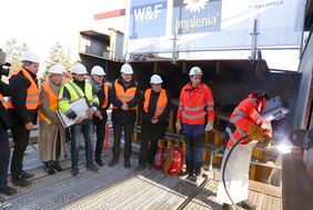 Die letzte Schweißnaht an der Nordsternbrücke wurde im Beisein von (v.l.) Jochen Kral,  Gabriele Matz, Stephan Ueter, Klaus Klar, Oberbürgermeister Dr. Stephan Keller und Verkehrsminister Oliver Krischer gesetzt. Foto: Ingo Lammert