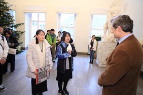 Zwei Schülerinnen der Sakura High School haben Wirtschaftsdezernent Zaum beim Besuch ein Geschenk übergeben. Foto: Ingo Lammert