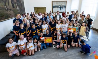 Kunstwettbewerb "DIE KLEINE" für Grundschulen: OB Dr. Stephan Keller und Felix Krämer mit den Preisträgerinnen und Preisträgern, Foto: Anne Orthen