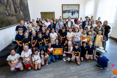 Kunstwettbewerb "DIE KLEINE" für Grundschulen: OB Dr. Stephan Keller und Felix Krämer mit den Preisträgerinnen und Preisträgern, Foto: Anne Orthen