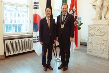 Der Leiter der Bonner Außenstelle der Botschaft der Republik Korea, Chul-hwan Byun, wurde am Mittwoch, 19. August 2026, von Oberbürgermeister Dr. Stephan Keller empfangen. Foto: LHD