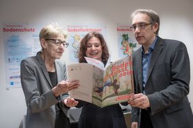 Stellten die neue Bodenbroschüre vor: Dr. Inge Bantz, stv. Leiterin des Umweltamtes, Umweltdezernentin Helga Stulgies und Ingo Valentin, Sachgebietsleiter Umweltamt (v.l.) © Landeshauptstadt Düsseldorf, Lars Heidrich 