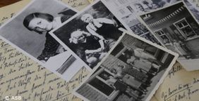 Foto mit aufgeschlagenem Tagebuch und Schwarzweißfotos aus der ersten Hälfte des letzten Jahrhunderts.