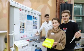 Paul Brass, Marie Pascale Schnitzler und Andre Dürrschmidt vom Helmholtz-Gymnasium in Hilden präsentierten ihr Projekt 'Kann das Leben aus dem All kommen?', Foto: Stadtwerke Düsseldorf.