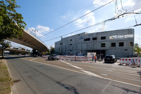 Blick von der Pariser Straße auf das neue Schwimm-, Sport- und Stadtteilzentrum für Oberkassel und Heerdt, in dem auch die Bezirksverwaltungsstelle 4 künftig ihre Diensträume haben wird; Foto: Schaffmeister