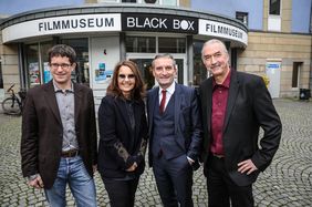 Einen Tag vor Verleihung des Käutner-Preises besuchte Caroline Link das Filmmuseum in Düsseldorf. Begleitet wurde sie von OB Thomas Geisel (2.v.r.), Laudator Prof. Dr. Jörn Glasenapp (l.) sowie Bernd Desinger, Direktor des Filmmuseums. Fotos: Zanin