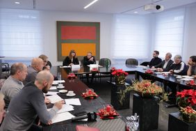 Reges Interesse bei der Pressekonferenz zur Vorstellung von Einzelheiten zu einem neu einzurichtenden Verkehrsdezernat durch Oberbürgermeister Thomas Geisel. Foto: Ingo Lammert