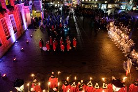 Mit dem "Närrischen Zapfenstreich" wurde das Prinzenpaar Venetia Jula und Prinz Axel I. von OB Thomas Geisel und Michael Laumen, Präsident des CC, sowie zahlreichen Jecken auf dem Düsseldorfer Marktplatz offiziell verabschiedet; Foto: Uwe Schaffmeister
