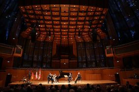 Für den Spätnachmittag hatte OB Keller zur Gedenkstunde in der Tonhalle geladen: Im Mittelpunkt stand der Auftritt eines Quartetts der Düsseldorfer Symphoniker, die einen Ausschnitt aus der Komposition "Flügel, schweben" von Bojan Vuletić aufführten.