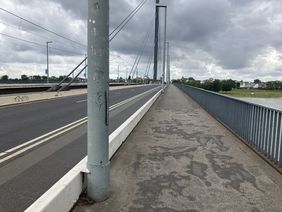 Der Ist-Zustand auf der Oberkasseler Brücke: Die Geländer dort sind inzwischen fast 50 Jahre alt und sollen ab Mitte 2025 im Hinblick auf die Sicherheit optimiert werden. Foto: Amt für Brücken-, Tunnel- und Stadtbahnbau