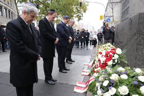 Im Rahmen des Gedenkens fand am Sonntag, 9. November 2025, eine Kranzniederlegung statt. Hieran schloss sich die zentrale Gedenkveranstaltung im Düsseldorf Rathaus an; Foto: Ingo Lammert