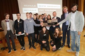 Auszeichnung in der Aula: Die Werner-von-Siemens-Realschule trägt den Titel "Schule ohne Rassismus - Schule mit Courage". Oberbürgermeister Thomas Geisel übernahmen die Patenschaft des Projektes. Foto: Ingo Lammert
