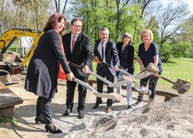 1. Spatenstich zum Neubau der Waldschule im Wildpark mit: OB Thomas Geisel (Mitte), Gründezernentin Helga Stulgies (l.), Kämmerin Dorothée Schneider (2.v.r), Constanze Mucha vom Freundeskreis und Unterstützer Dr. Thomas Nießen von Linklaters LLP