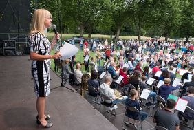 Helma Wassenhoven, Leiterin des Referates für Ehrenamt, Social Sponsoring, Veranstaltungen der Landeshauptstadt, moderierte das musikalische Picknick