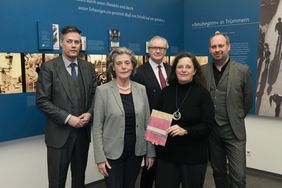 Stellten das Buch vor (v. l.): Dr. Bastian Fleermann, Anne-José Paulsen, Dr. Jürgen Kron, Hildegard Jakobs und Dr. Peter Henkel. Foto: Michael Gstettenbauer