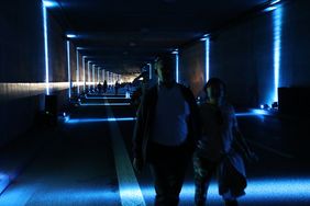 Gerade die Lichtinstallationen, die die Stadt Monheim der Landeshauptstadt Düsseldorf zum Tunneljubiläum geschenkt hatte, sorgten bei den Fußgängern im Tunnel für Begeisterung. Foto: Melanie Zanin