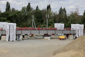 Die alte Brücke "Heerdter Lohweg" über die Brüsseler Straße (B7) wird durch einen Neubau ersetzt, der gegenwärtig auf einer benachbarten Freifläche zusammengesetzt wird. Foto: Ingo Lammert