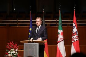In der Tonhalle sprach OB Keller wie auch Landtagsvizepräsidentin Carina Gödecke sowie Jürgen Mathies, Staatssekretär im Ministerium des Innern NRW, und Dr. Oded Horowitz, Vorstandsvorsitzender der Jüdischen Gemeinde Düsseldorf, Worte des Gedenkens.