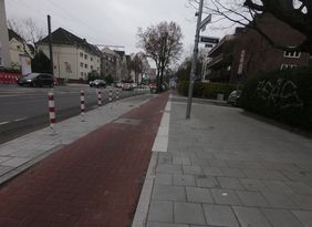 Grimmstraße: Neben der Aufpflasterung der Einmündung wurden entlang der Grafenberger Allee Pfosten gesetzt um die Sichtachse freizuhalten. Foto: Amt für Verkehrsmanagement