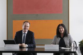 OB Dr. Stephan Keller und Cornelia Zuschke, Beigeordnete für Planen, Bauen und Wohnen, haben das Düsseldorfer Baulandmodell am Freitag, 21. Juli, der Öffentlichkeit vorgestellt. Dies soll die Wohnungsbauoffensive maßgeblich voranbringen. Foto: Ingo Lammert