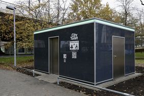 Diese "Toilette für alle" steht an der Moselstraße, eine weitere wird an der Reuterkaserne aufgestellt. Foto: Ingo Lammert