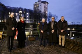 Kranzniederlegung am Mahnmal "Ehra" mit Bürgermeisterin Klaudia Zepuntke (2.v.l.), Roman Franz (3.v.l.), Vorsitzender des Landesverbands Deutscher Sinti und Roma NRW, sowie Vertretern des Landtags und der Landesregierung; Fotos: Lammert