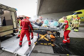 Ein norwegischer und ein Düsseldorfer Notarzt begleiteten den Patienten im I-RTW, um auch während des Transports eine sofortige medizinische Hilfe sicherstellen zu können. Foto: Zanin