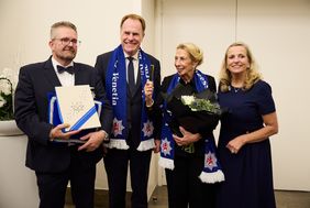 Bei der Verleihung der "Goldenen Pritsche" (v.l.): Frank Minutillo, Vizepräsident der Prinzengarde "Blau-Weiss", OB Dr. Stephan Keller, Preisträgerin Gertrud Schnitzler-Ungermann, "Blau-Weiss"-Präsidentin Ute Heierz-Krings. Foto: LHD/Lasse Rotthoff
