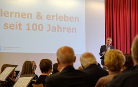 Oberbürgermeister Thomas Geisel eröffnete den Festakt mit einem Grußwort; Foto: Uwe Schaffmeister