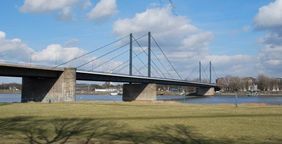 An der Theodor-Heuss-Brücke wird als Ergebnis aus einer Nachrechnung zur Belastbarkeit des Bauwerks ein Monitoring ausgeführt
