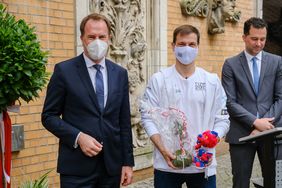 Oberbürgermeister Dr. Stephan Keller verabschiedete auch Tischtennis-Star Timo Boll von Borussia Düsseldorf, der 2021 in Japan an seinen sechsten Olympischen Spielen teilnehmen wird; Foto: Gstettenbauer