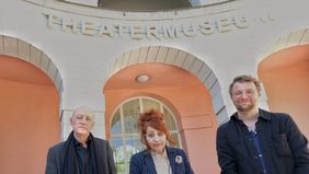 Stellten die neue Sonderausstellung vor: (v. l.) Helmut Schäfer, Künstlerische Leiter des Theaters an der Ruhr, Kuratorin Elisabeth Strauß sowie Dr. Sascha Förster, Leiter des Theatermuseums; Foto: Wilfried Meyer