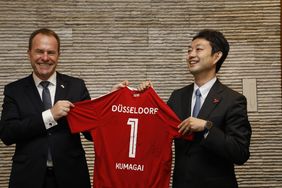 Oberbürgermeister Dr. Stephan Keller (l.) überreichte Gouverneur Toshihito Kumagai ein mit seinem Namen beflocktes Trikot von Fortuna Düsseldorf.
