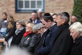 OB Dr. Stephan Keller (3.v.r.) gemeinsam mit den Bürgermeisterinnen Clara Gerlach (r.) und Klaudia Zepuntke (l.) sowie Bürgermeister Josef Hinkel (2.v.r.) und bei der Namensverlesung anlässlich des Gedenktages "Jom HaShoah". Foto: Lammert