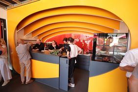 Das Kulturhaus Süd, das früher unter dem Namen Freizeitstätte Garath bekannt war, verfügt jetzt wieder über ein gastronomisches Angebot, © Landeshauptstadt Düsseldorf/David Young