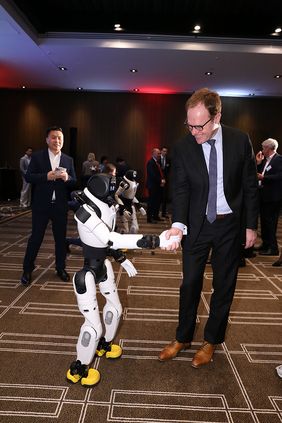 Oberbürgermeister Dr. Stephan Keller mit einem Roboter der Firma AGIBOT © Landeshauptstadt Düsseldorf, Ingo Lammert 