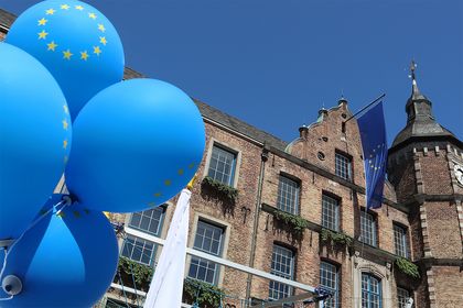 Rathaus mit Europa-Luftballons