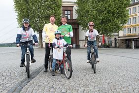 Stadtdirektor Burkhard Hintzsche und Eckhard Forst von der NRW.BANK (grünes Hemd) gaben Infos rund um den Special Petit Départ
© Landeshauptstadt Düsseldorf/Uwe Schaffmeister 