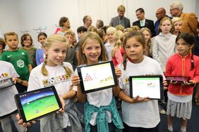 Über 180 neue iPads können sich die Schüler von sechs Grundschulen im Düsseldorfer Norden freuen. Die iPads werden jetzt für zukunftsorientierten Schulunterricht eingesetzt. Foto: Melanie Zanin