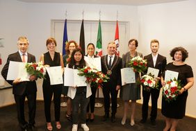 Sieben im Ausland geborene Mitbürgerinnen und Mitbürger erhielten bei einem Festakt im Rathaus aus der Hand von Oberbürgermeister Thomas Geisel ihre Einbürgerungsurkunden  Foto: Stadt Düsseldorf/Ingo Lammert