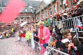 "Düsseldorf - gemeinsam jeck" - die Karnevalisten in der Landeshauptstadt feiern ihren Rosenmontagszug 2019. Foto: Melanie Zanin