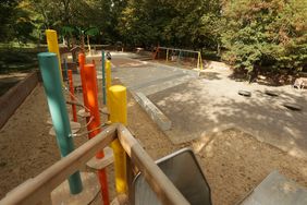 Schaukeln, Klettern und Matschen unter Palmen: Kinderspielplatz Emmastraße eröffnet. Foto: David Young