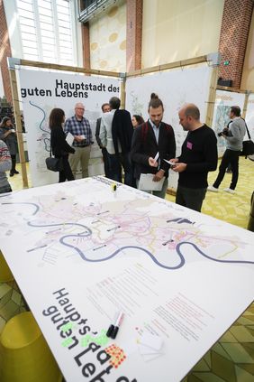Vier beauftragte Planungsteams stellten ihre Zwischenentwürfe vor, die anschließend an den einzelnen Ständen diskutiert wurden; Foto: Lammert